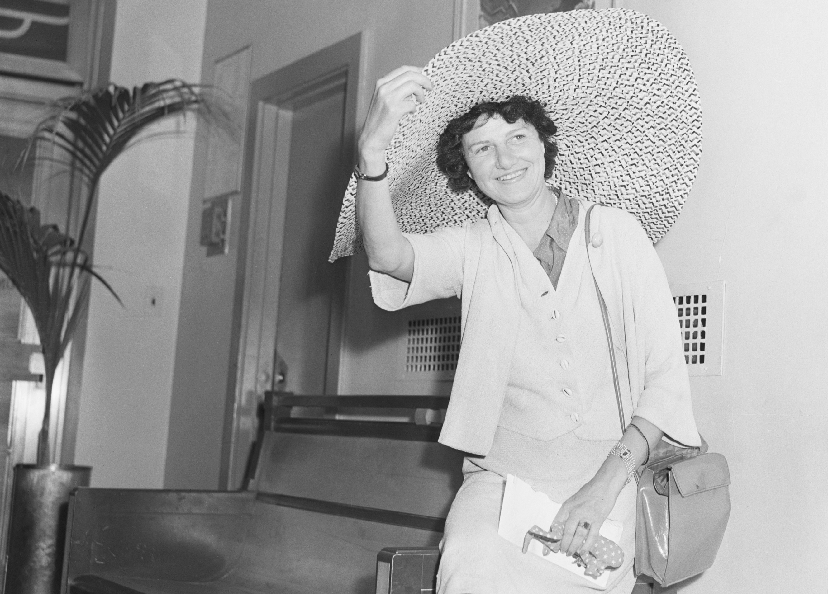 Gettyimages-514881792  Peggy Guggenheim with large hat is smiling - 1941