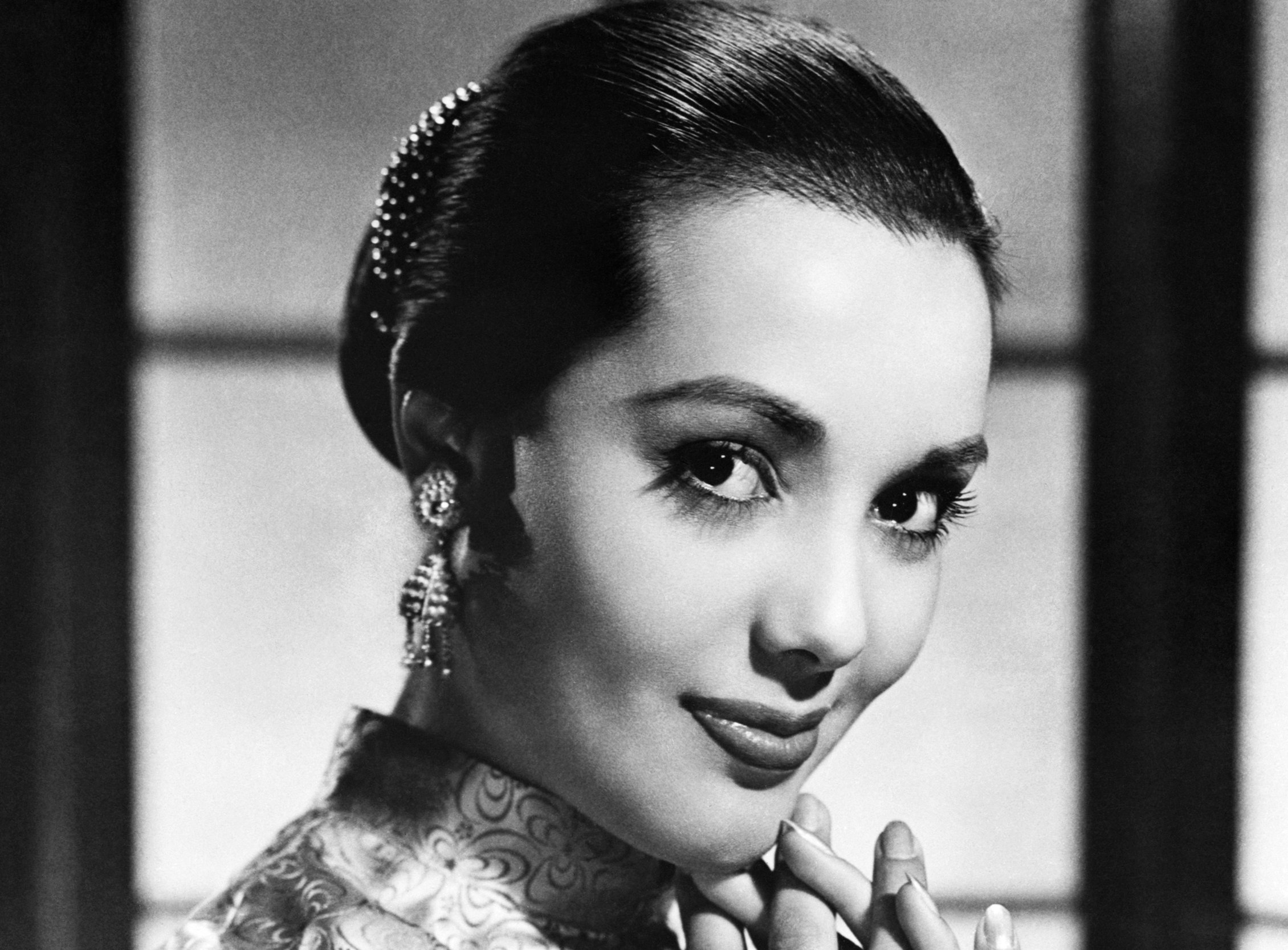 Anna Kashfi in Asian-style costume