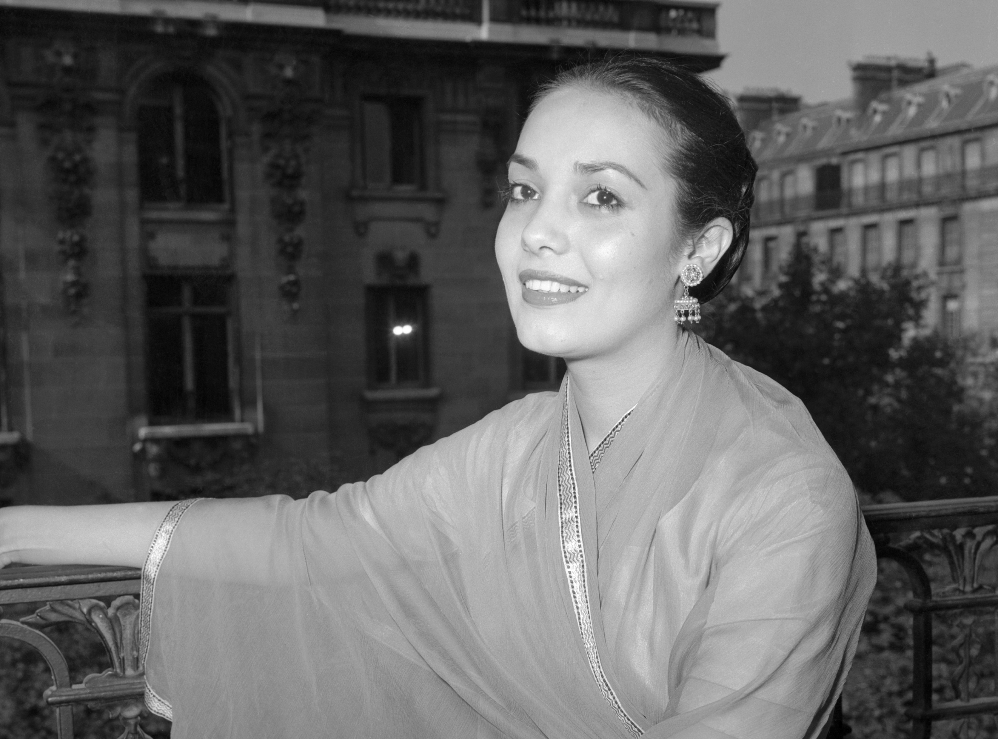 Anna Kashfi In traditional Indian clothes