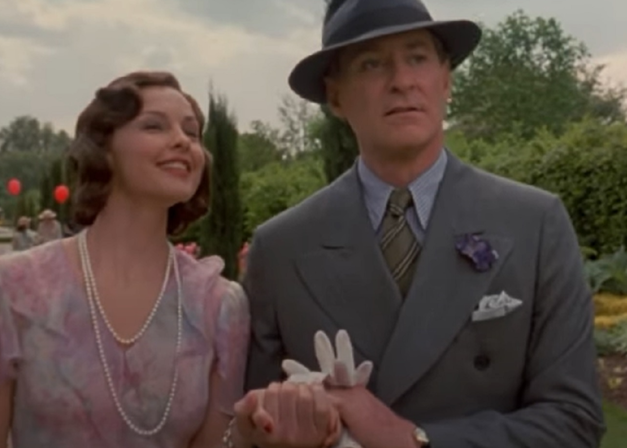 Cole Porter (Kevin Kline) and Linda Porter (Ashley Judd) walking outside from - De-Lovely (2004)