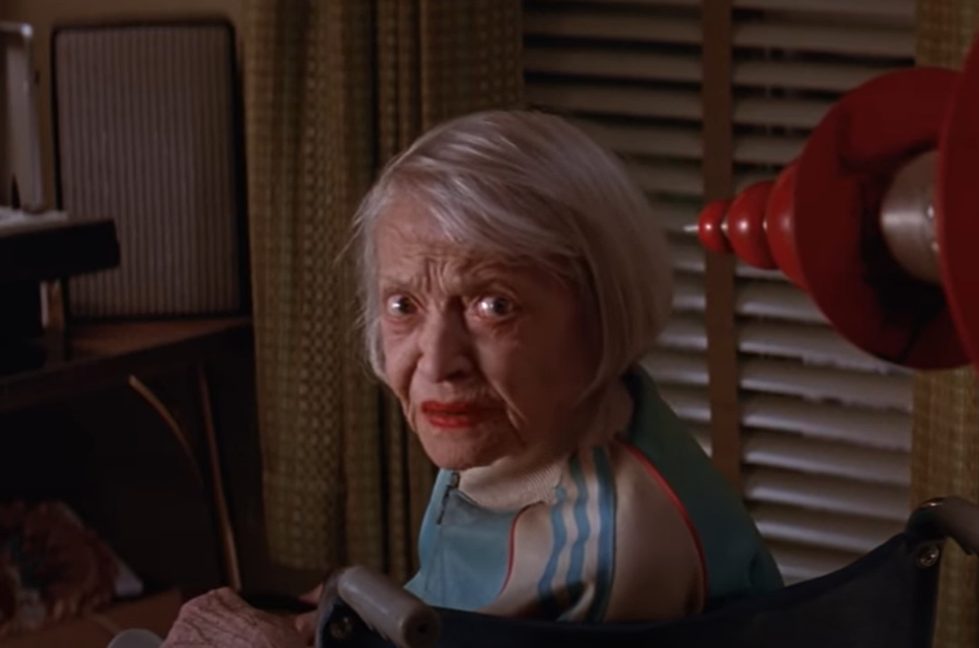 Screenshot of Sylvia Sidney looking back - from Mars Attacks! (1996)