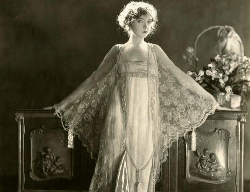Lillian Gish, 1922 in lace dress