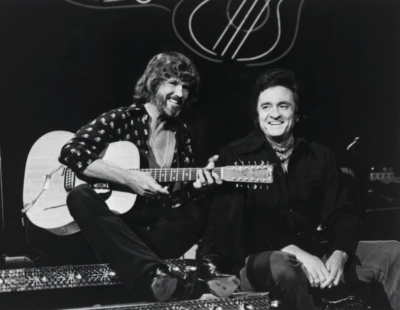 Kris Kristofferson (L) and Johnny Cash perform a duet - 1976