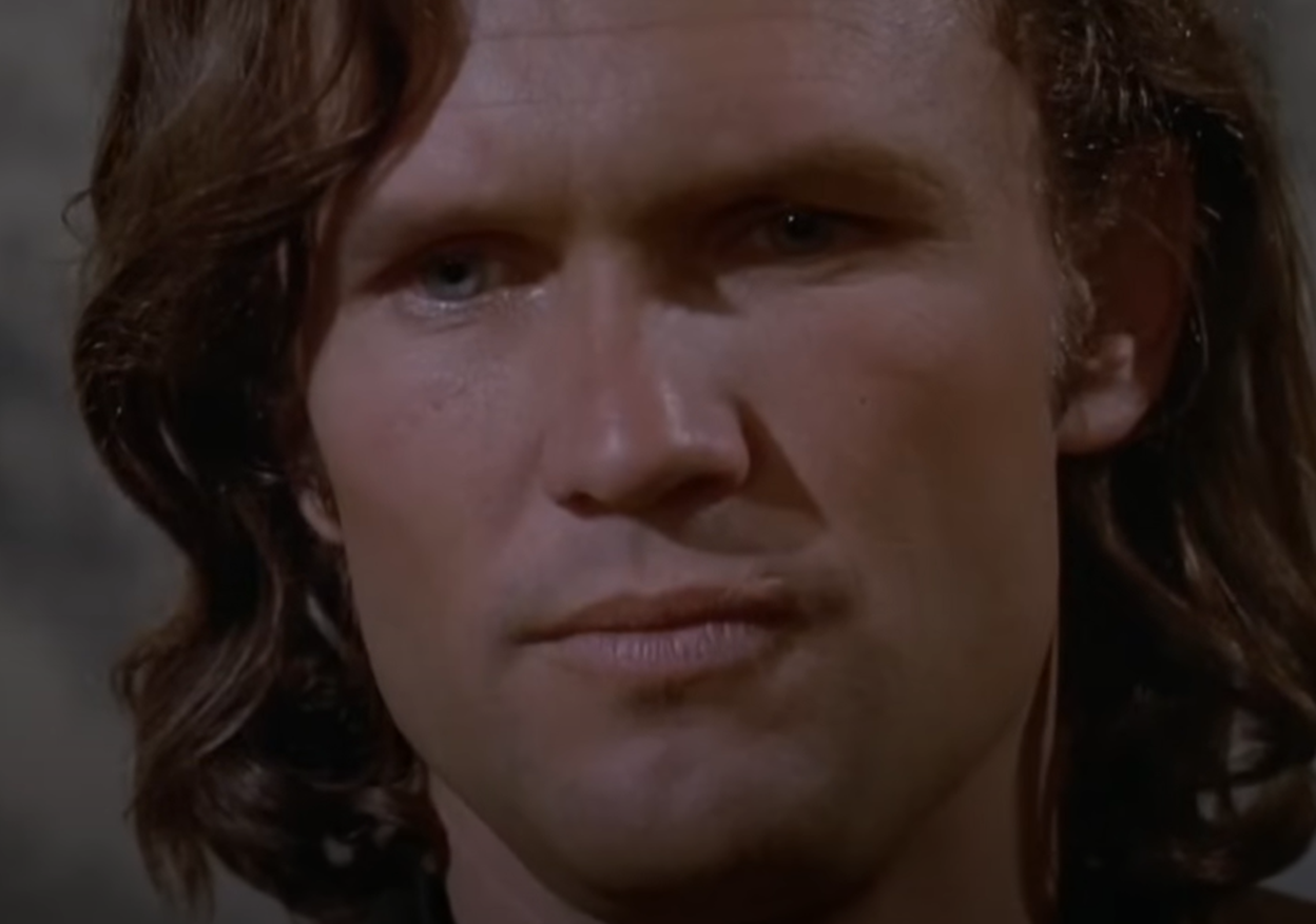 Screenshot of Kris Kristofferson looking at front from - Cisco Pike (1971)