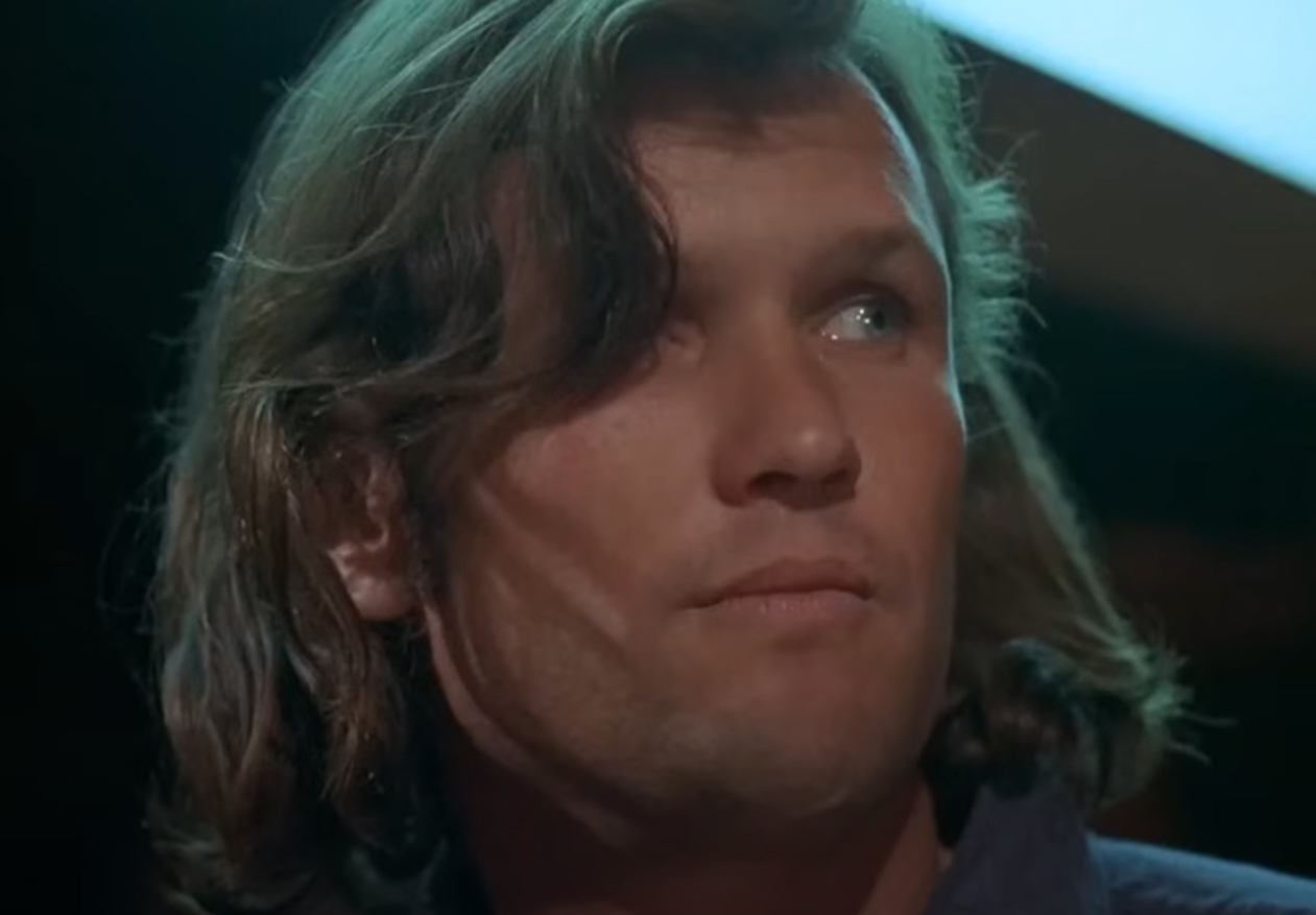 Screenshot of Kris Kristofferson looking at side from - Cisco Pike (1971)