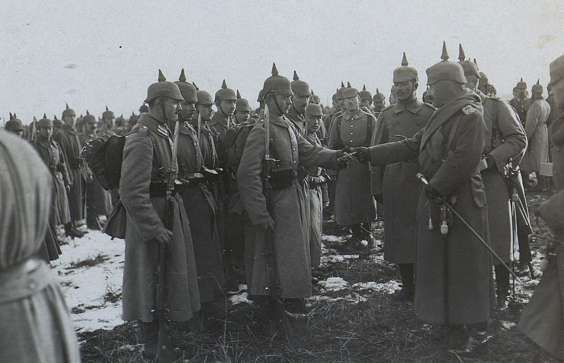 Wilhelm II. distributing iron crosses