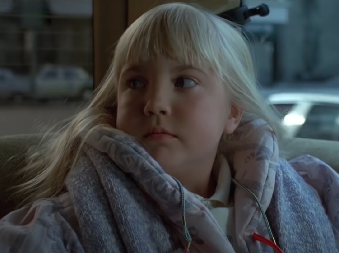 Screenshot of Heather O'Rourke looking at side from - Poltergeist III (1998)