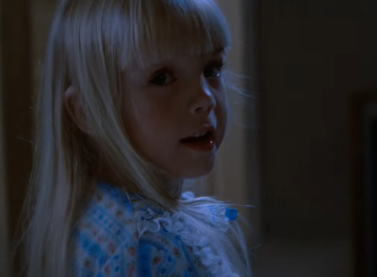 Screenshot of Heather O'Rourke looking at side from - Poltergeist (1982)