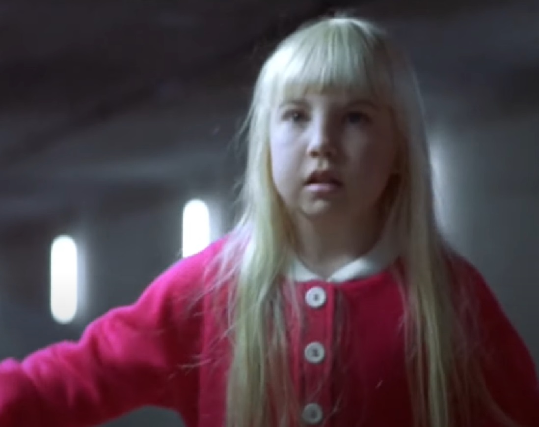 Screenshot of Heather O'Rourke looking at side from - Poltergeist III (1998)
