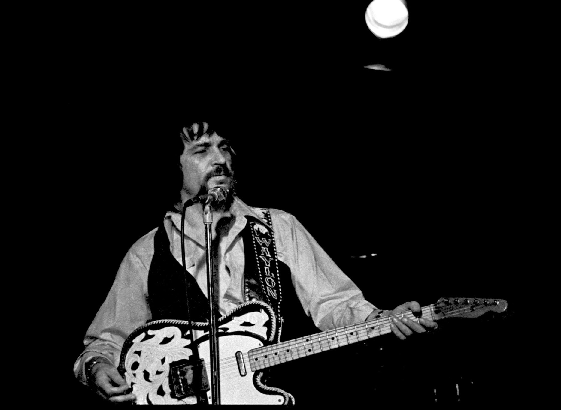 Waylon Jennings on stage