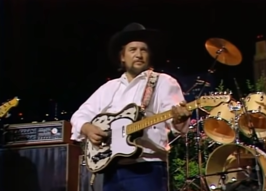 Waylon Jennings on stage 