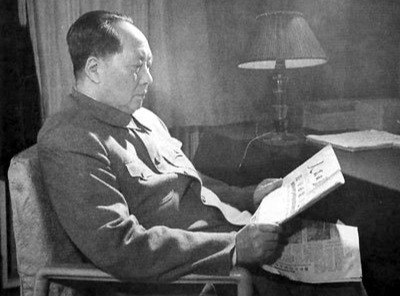 Mao Zedong reading People's Daily