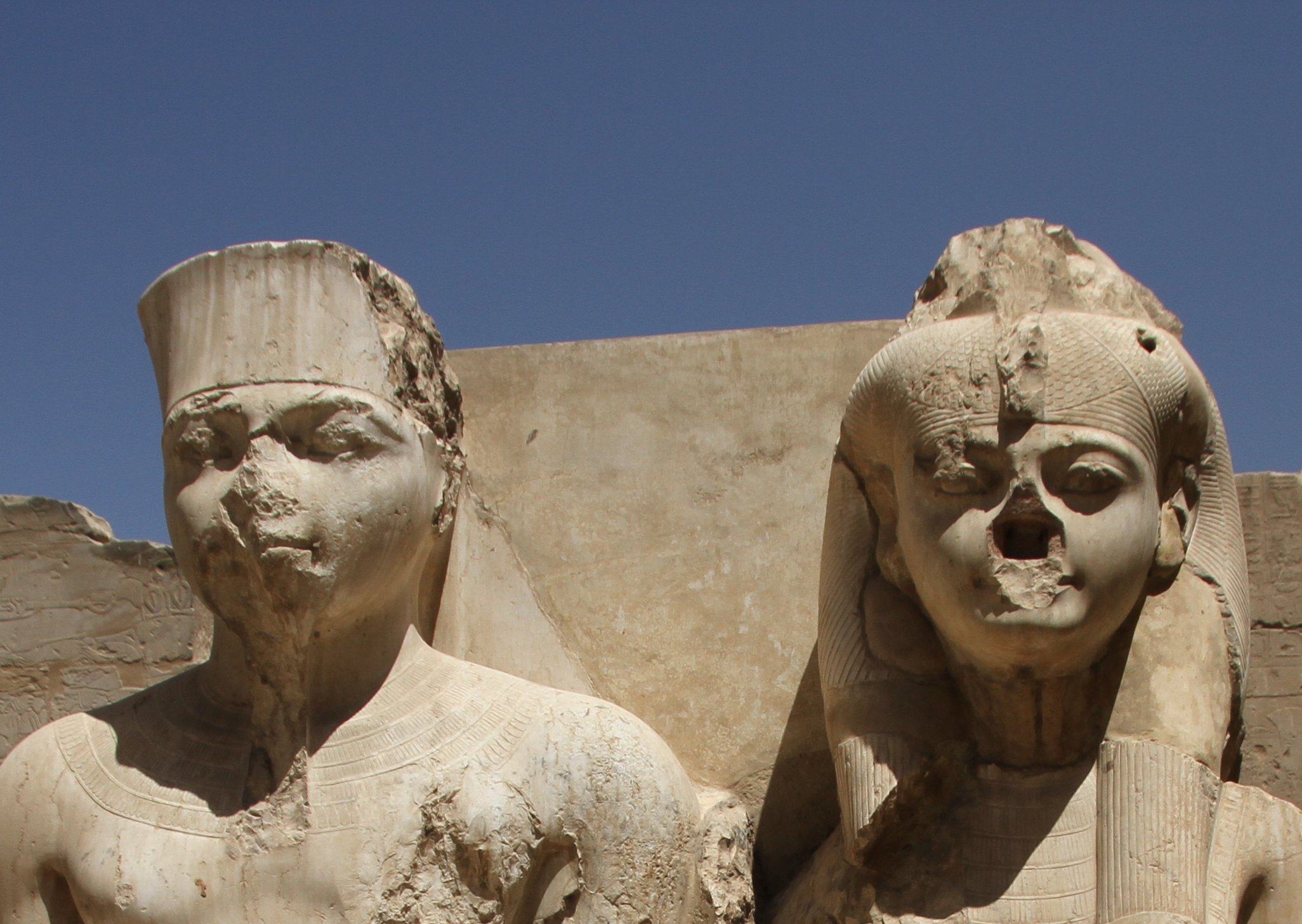 Statue of King Tutankamun and his Queen