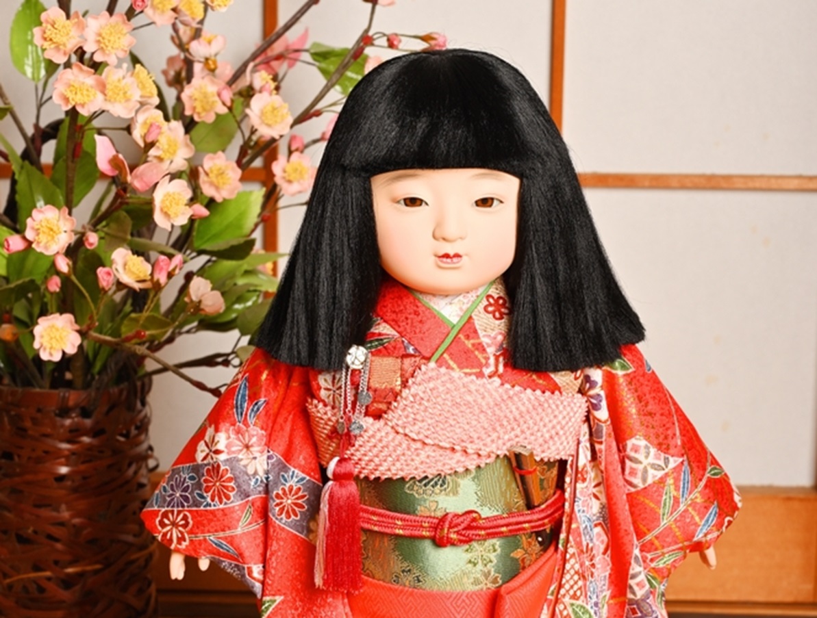 Ichimatsu doll standing in front