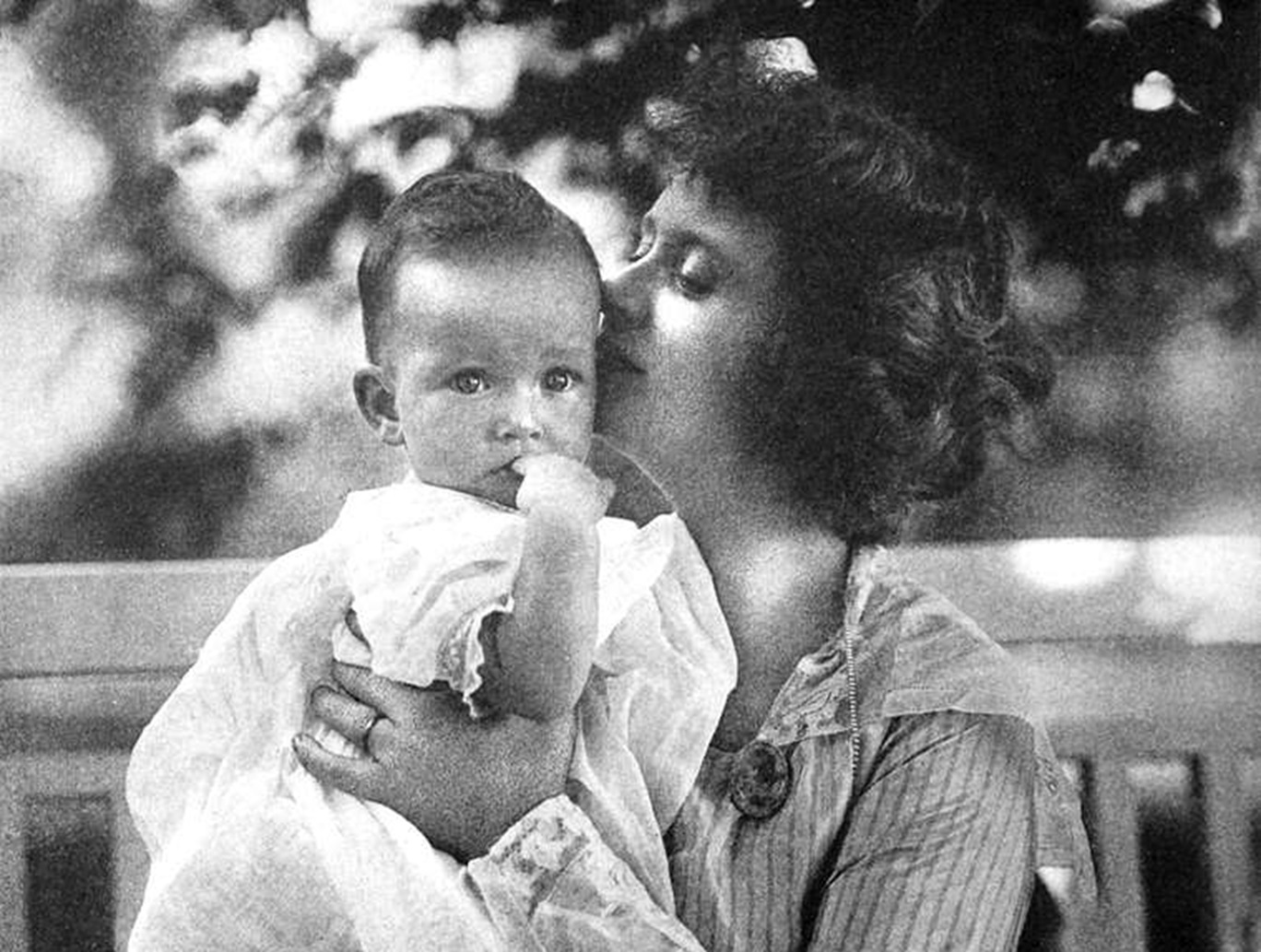 Photograph of Billie Burke and her daughter Patricia - 1917