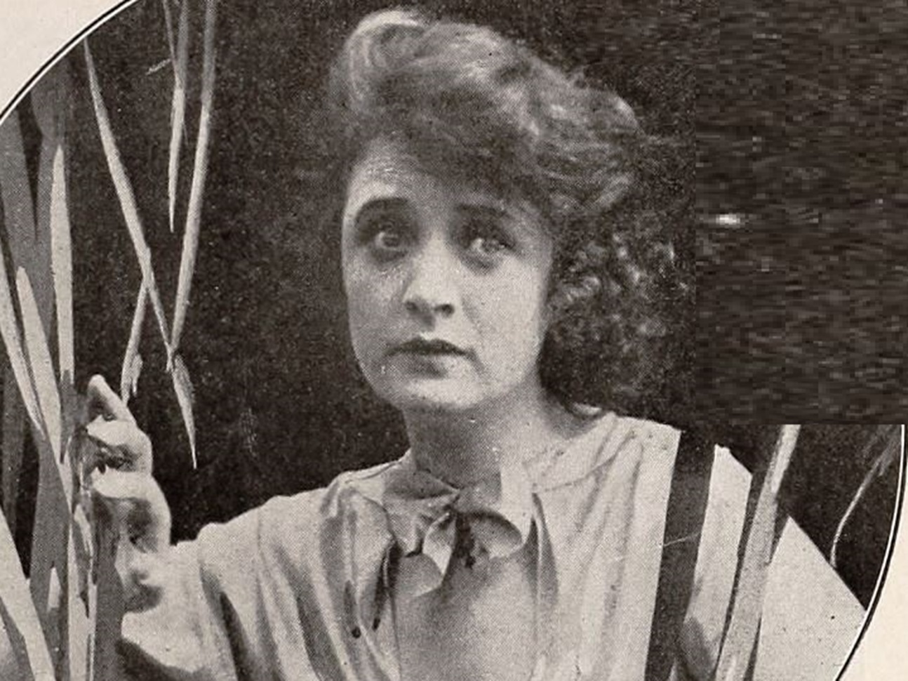 Still from the American film serial Gloria's Romance (1916) with Billie Burke