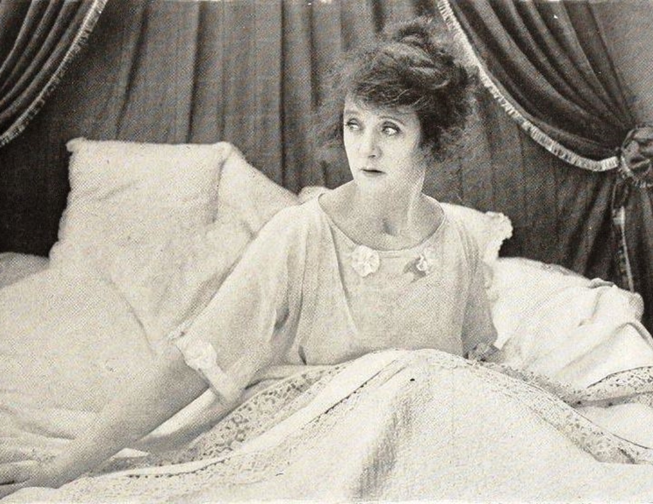 Still from the American silent film The Misleading Widow (1919) with Billie Burke