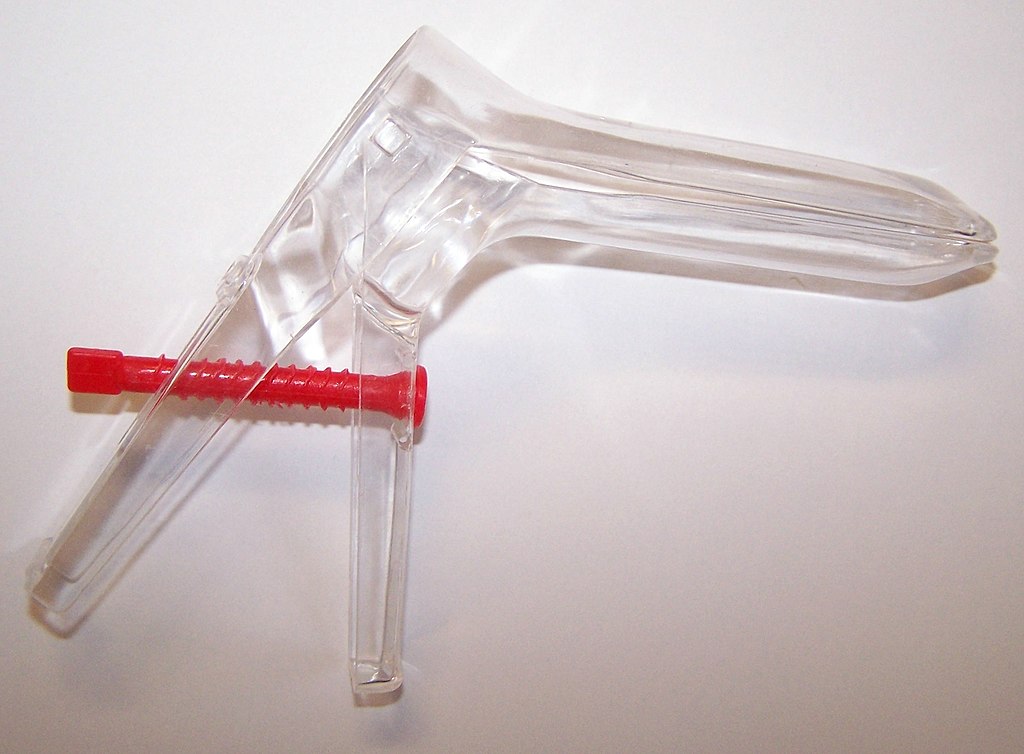 Disposable plastic speculum