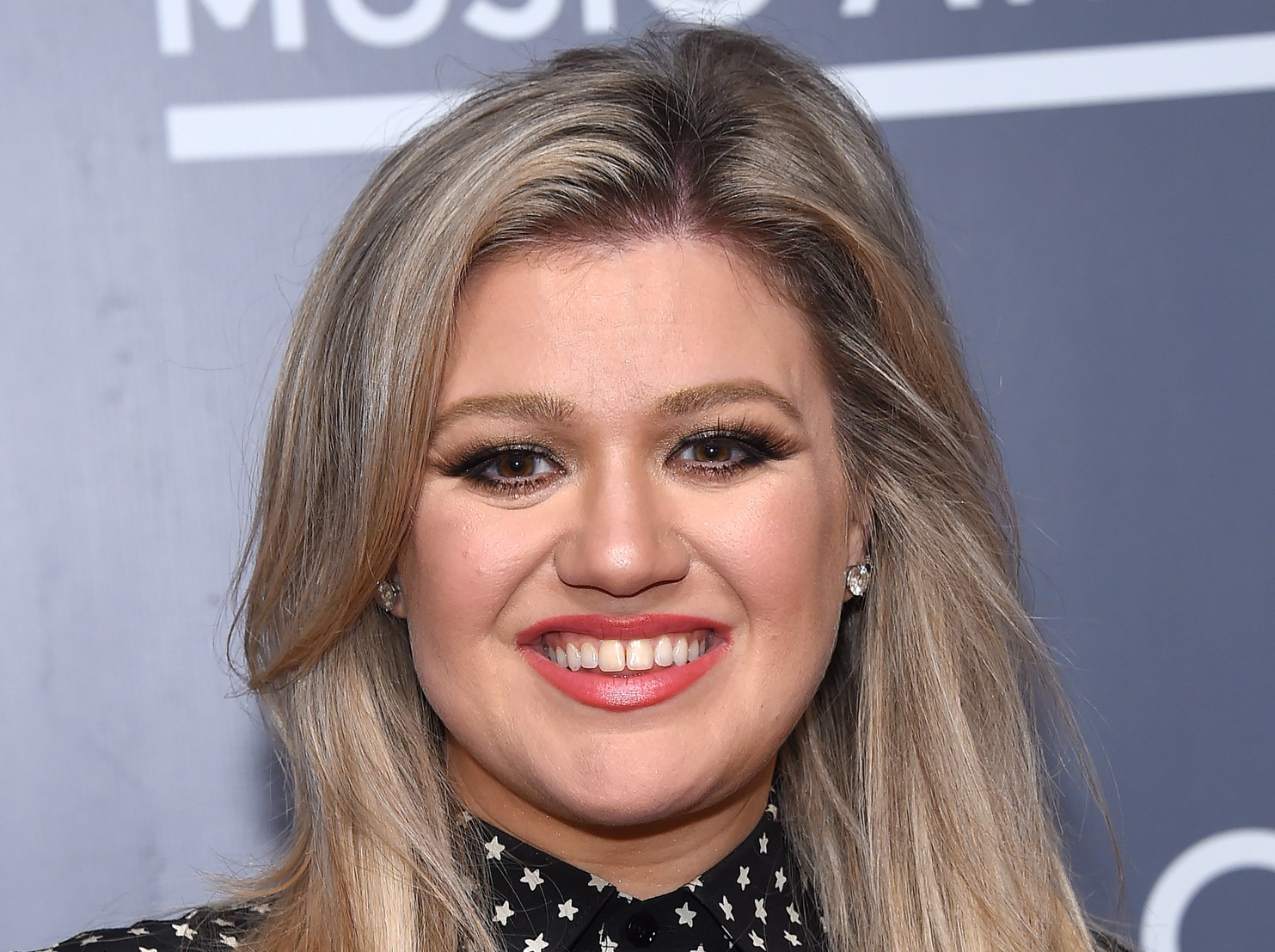 Kelly Clarkson arrives for the 'Kelly Clarkson photo call for the 2018 Billboard Music Awards