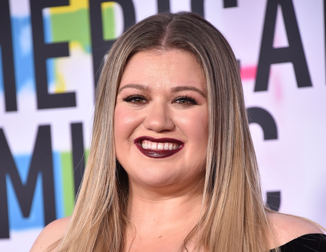 Kelly Clarkson arrives for the 2017 American Music Awards