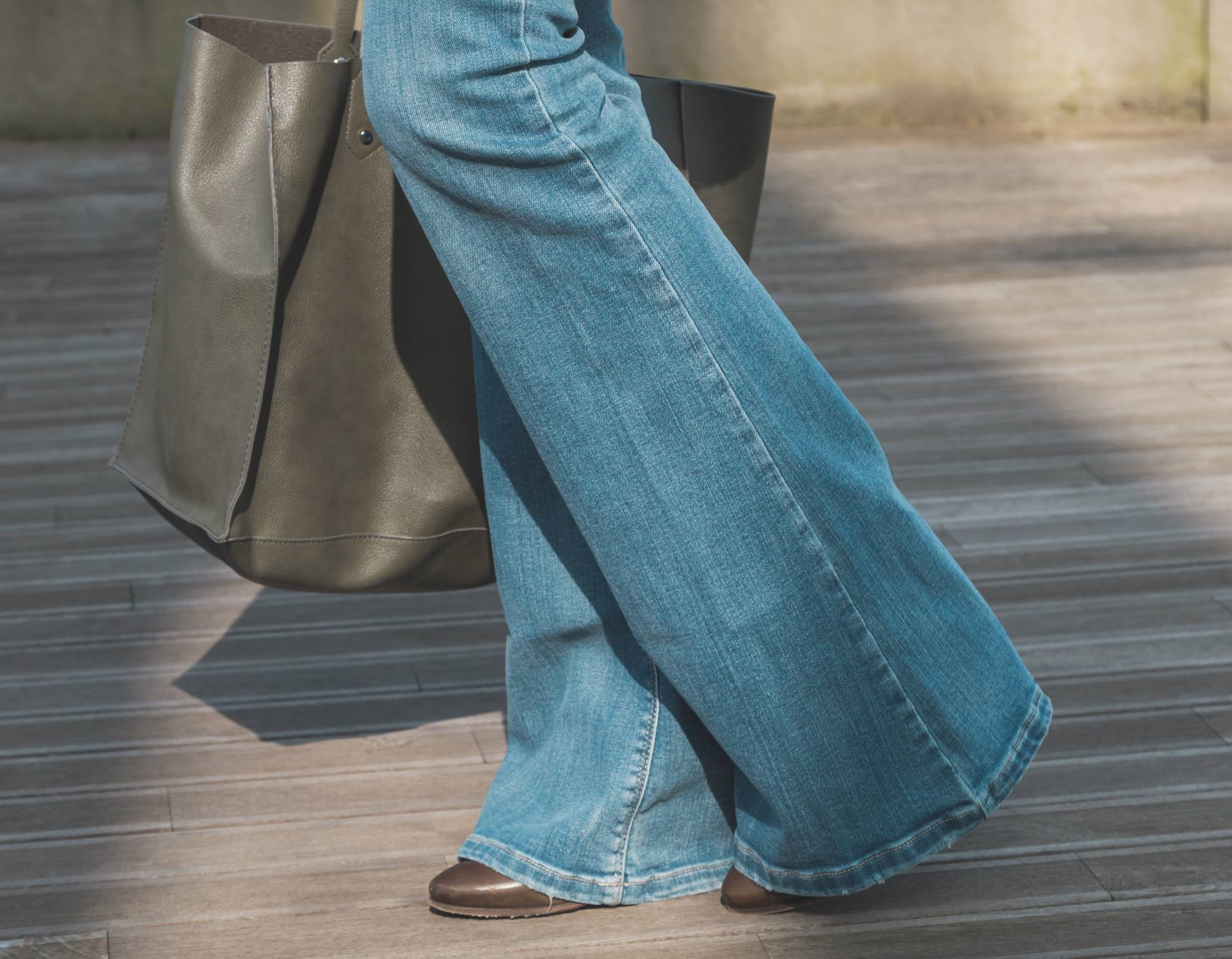 girl wearing flared jeans