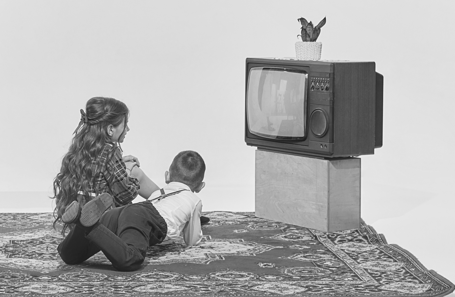 Children watching TV in the 70s