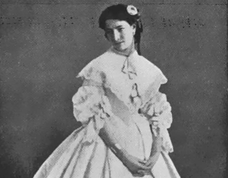 Sarah Bernhardt in white dress