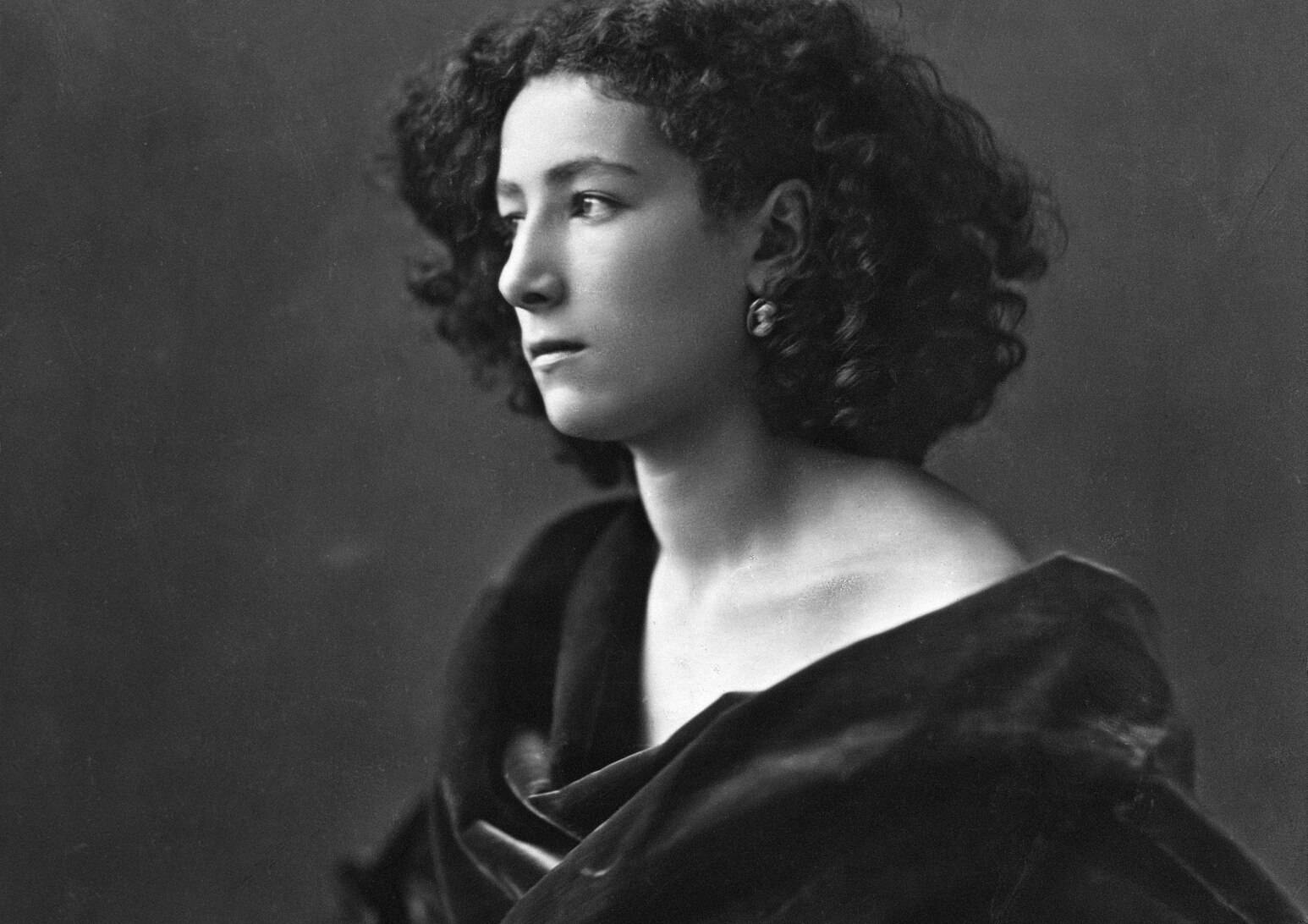 Sarah Bernhardt in black dress