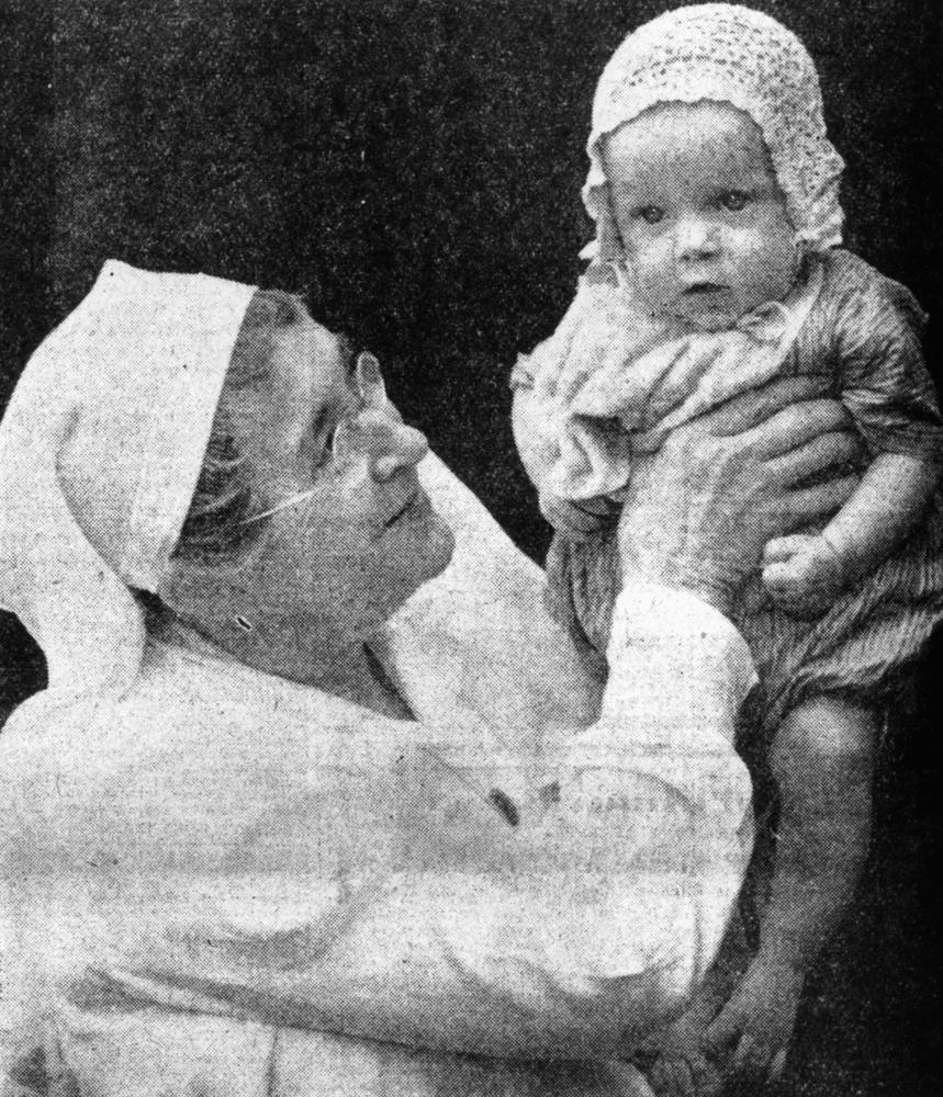 File:Florence Featherstonhaugh and baby (6852931050).jpg