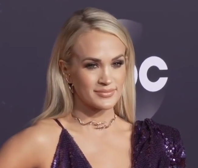 Carrie Underwood posing for a photo