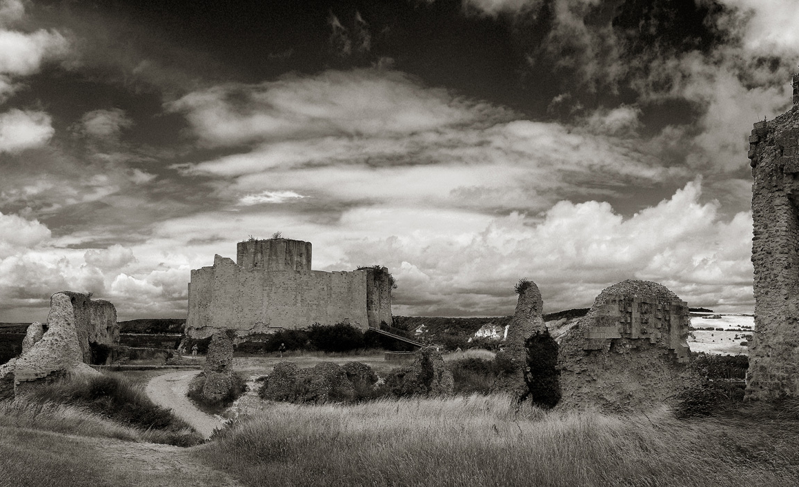 The ruins of Château-Gaillard in black and white