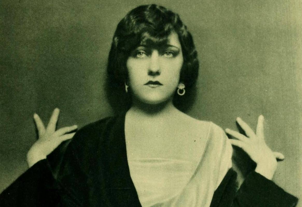Gloria Swanson - Jan 1922 in black and white top