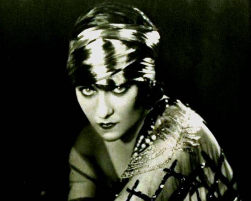 Gloria Swanson - Nov 1922 Photoplay