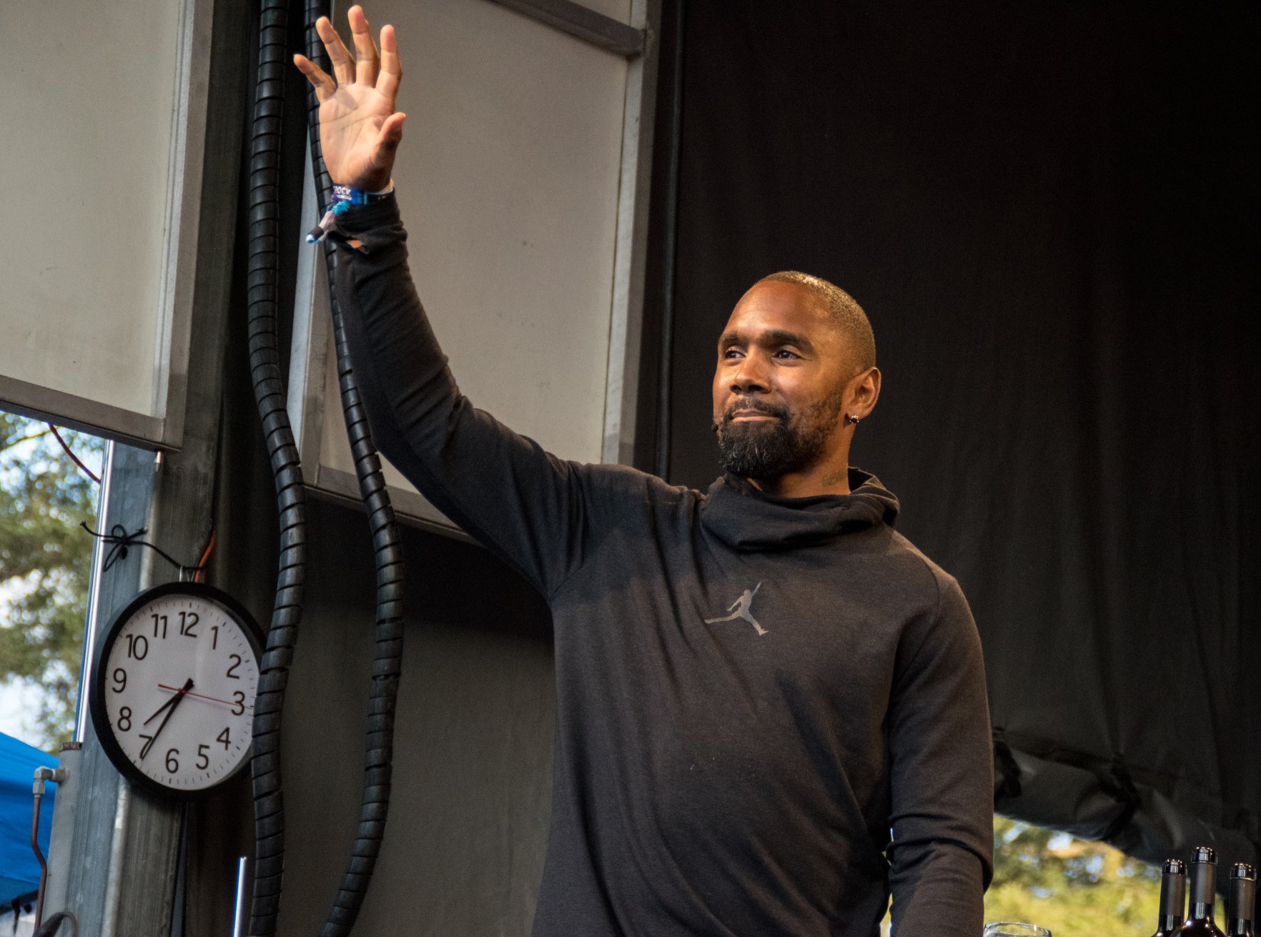 Ronnie Lott waving his hand