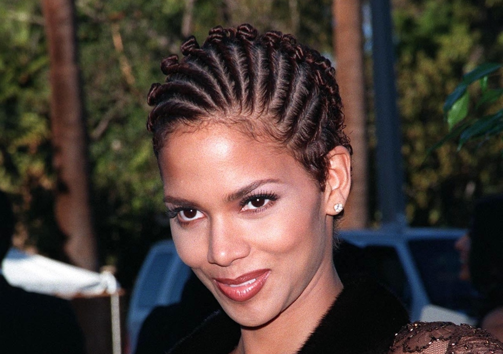 Actress HALLE BERRY at the Blockbuster Entertainment Awards in Hollywood - 1998