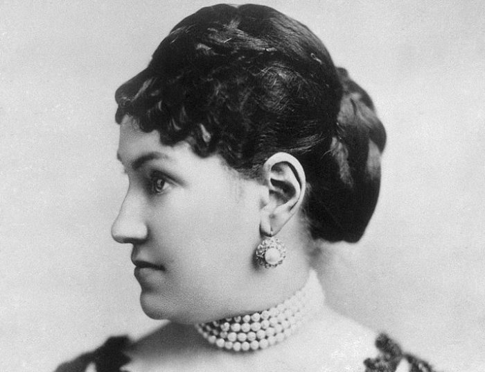Portrait of Caroline Schermerhorn Astor waring a pearl necklace