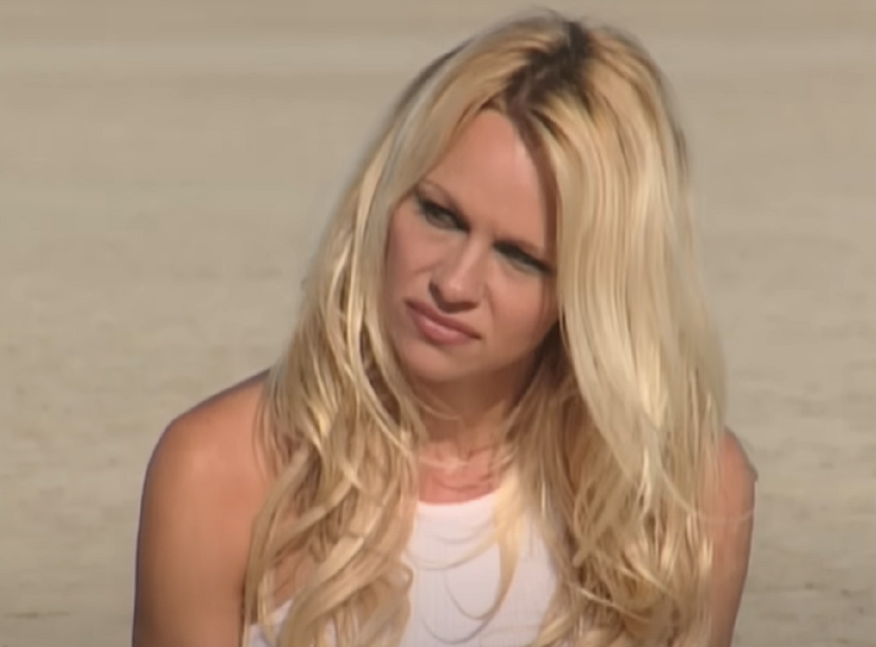 Screenshot of Pamela Anderson from - Pamela- A love story (2023)