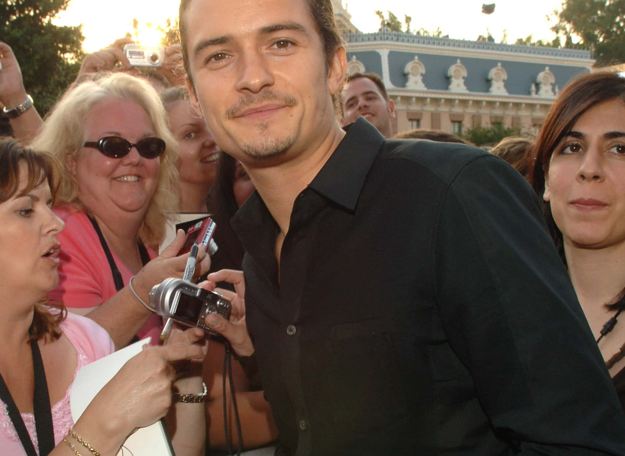 Orlando Bloom signing pictures