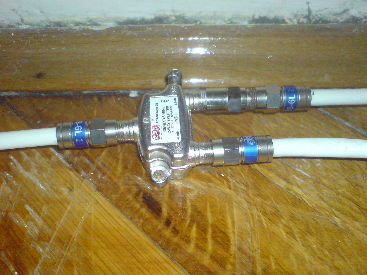 Coaxial cable splitter