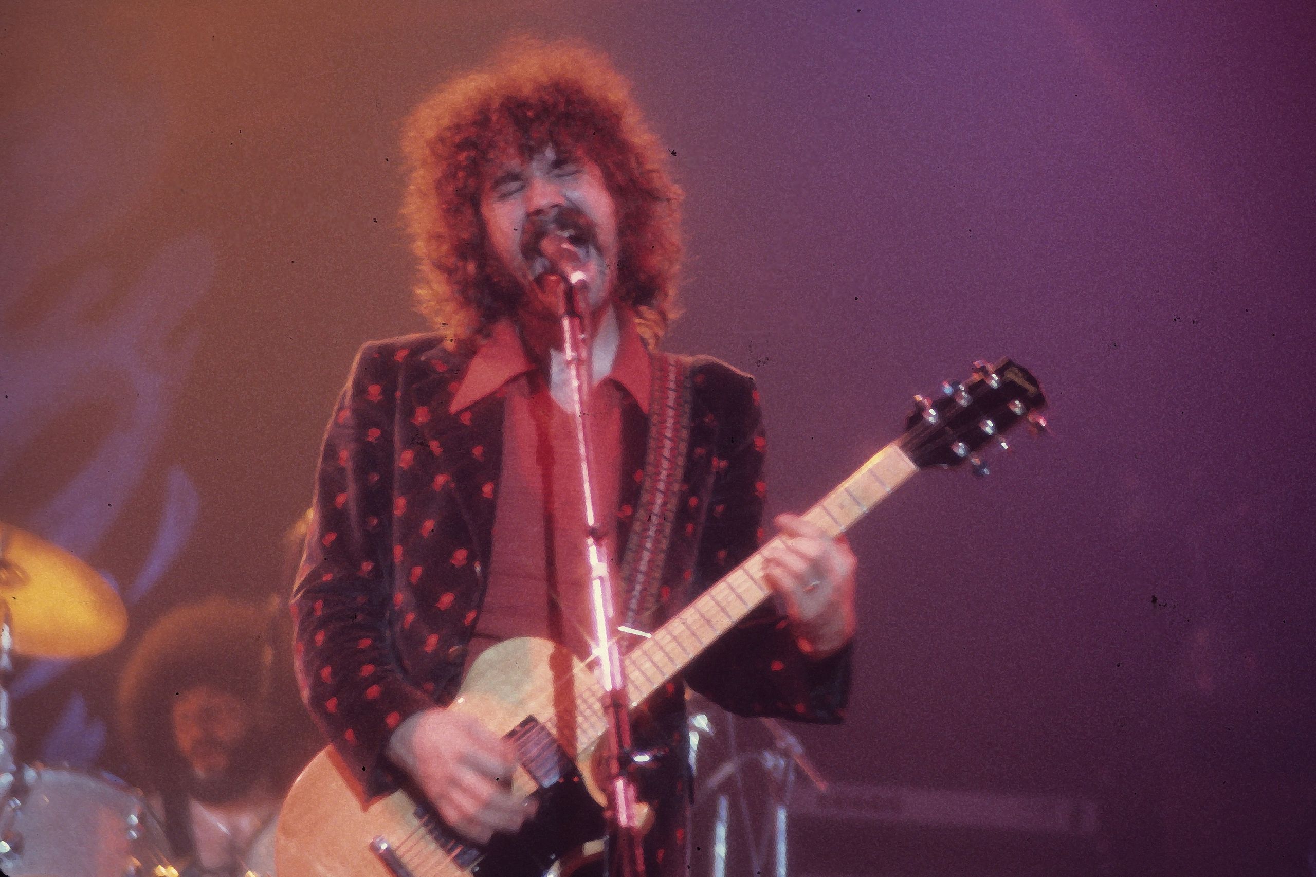 Brad Delp  in spotted jacket  performing