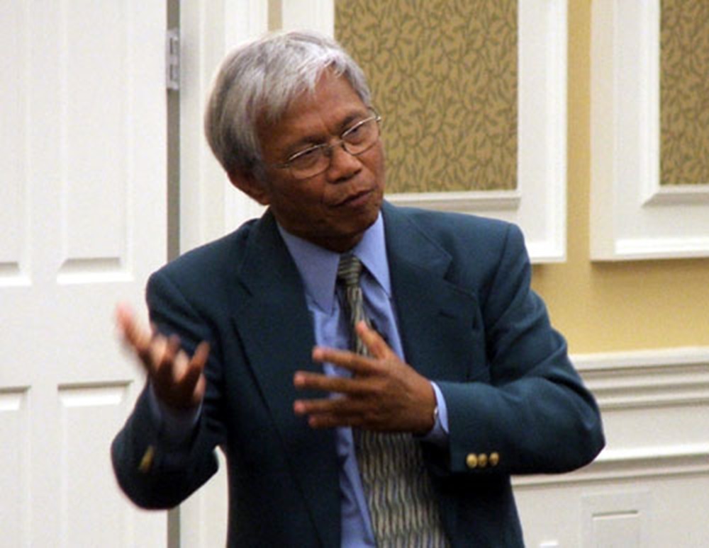 Dirth Pran talking outside - 2007