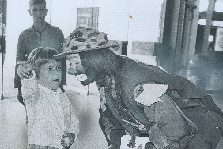 Clown Emmett Kelly Jr. wins friends all over the Ex.