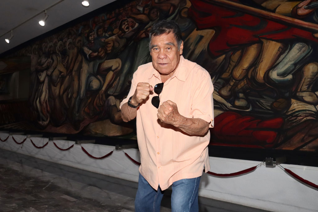 Rubén Olivares 'Puas Olivares' poses for photos - 2021