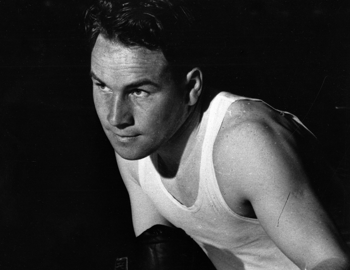 Jimmy McLarnin in a boxing pose - between 1923 and 1936