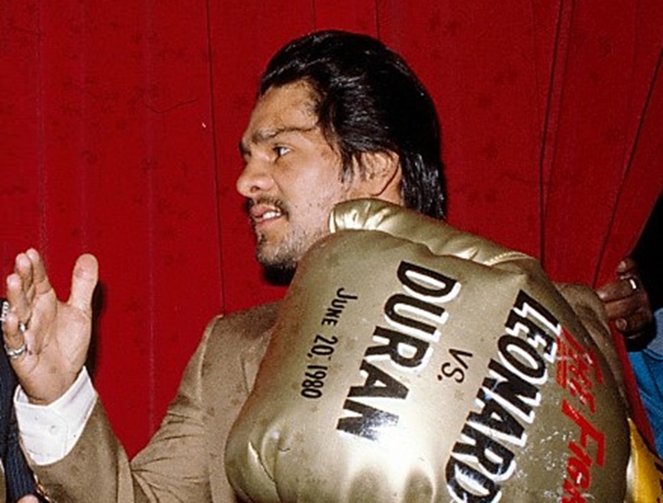Roberto Duran posing with oversized boxing gloves before June 20, 1980 fight