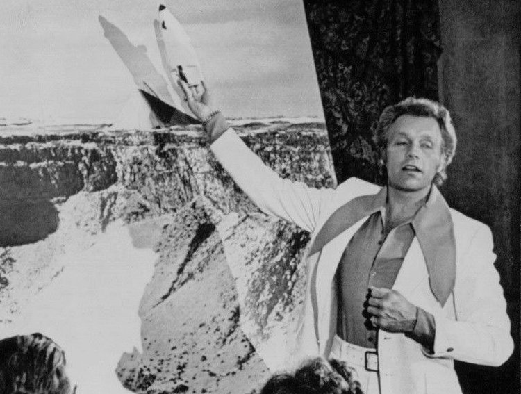 Knievel prepares for the Snake River Canyon jump