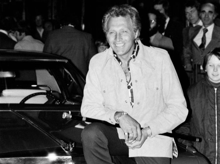 Stuntman Evel Knievel arrives in London