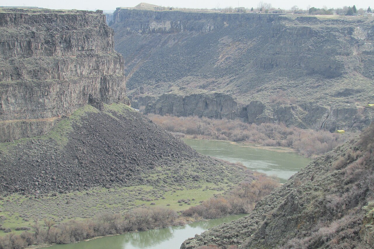 North Rim of the Snake River Canyon with the south rim