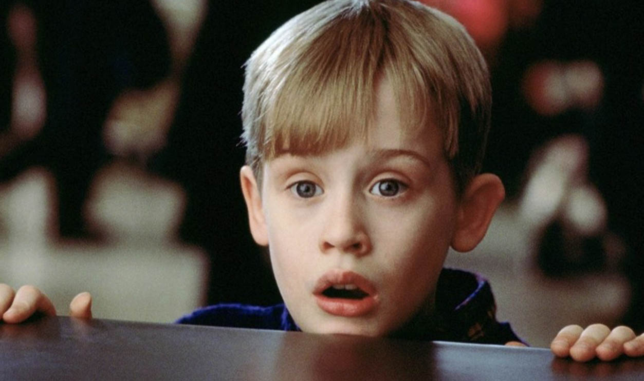 Screenshot of Macaulay Culkin (Kevin) from - Home Alone (1990)