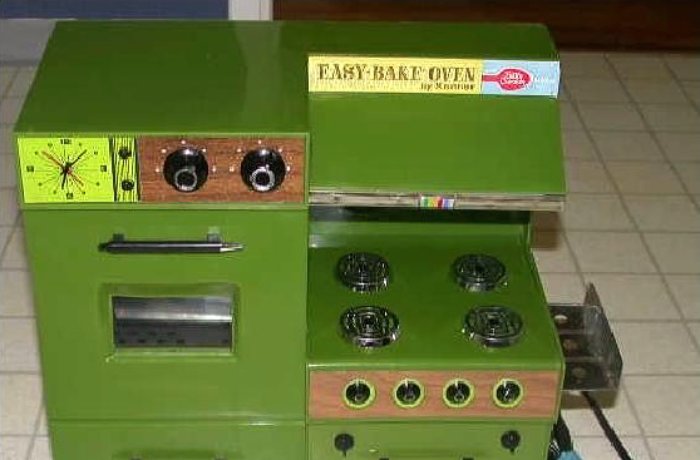 The image shows a vintage green Easy-Bake Oven